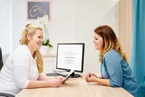 Frauenärztin im Gespräch mit einer Patientin